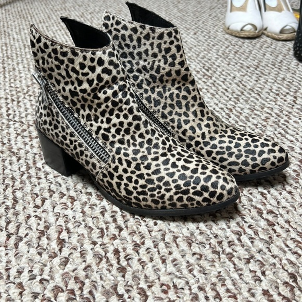 Woman’s booties‎